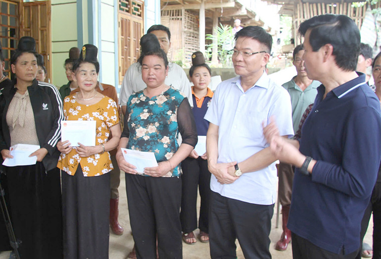 Đồng chí Lê Thành Long, Phó Thủ tướng Chính phủ thăm, tặng quà và động viên các hộ bị thiệt hại bởi mưa lũ. Đồng chí Lê Thành Long, Phó Thủ tướng Chính phủ thăm, tặng quà và động viên các hộ bị thiệt hại bởi mưa lũ.