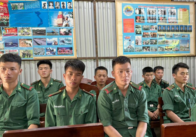 Chiến sĩ Đồn Biên phòng Chiềng Khương cảm động theo dõi buổi Lễ tiễn đưa đồng chí Tổng Bí thư Nguyễn Phú Trọng tại đơn vị.