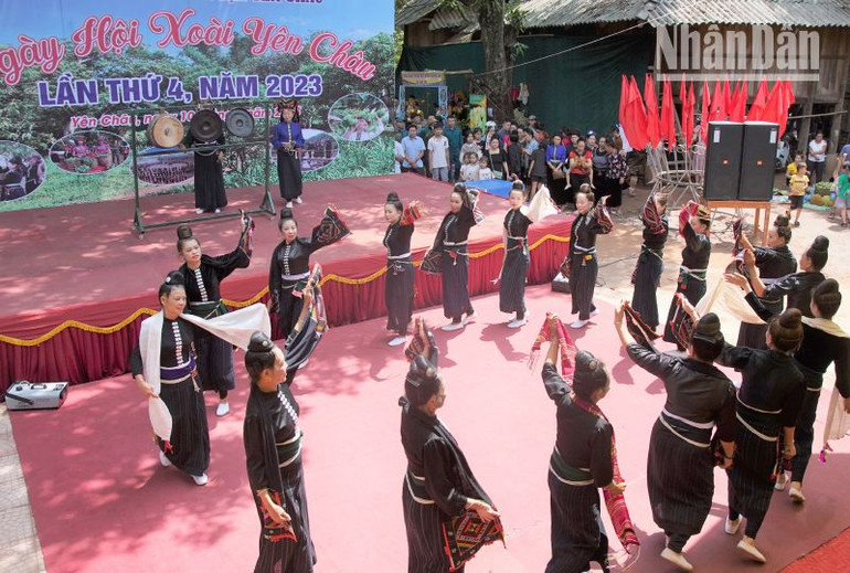 Phần thi xòe của các đội đến từ các xã của huyện Yên Châu.