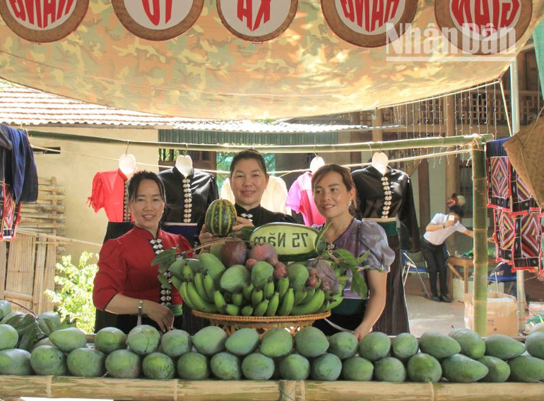 Gian trưng bày sản phẩm xoài của xã Tú Nang.