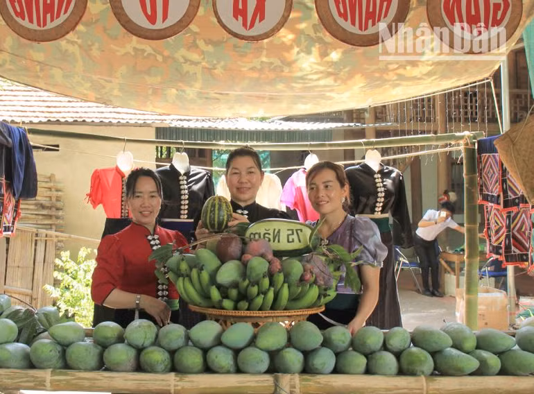 Gian trưng bày sản phẩm xoài của xã Tú Nang.
