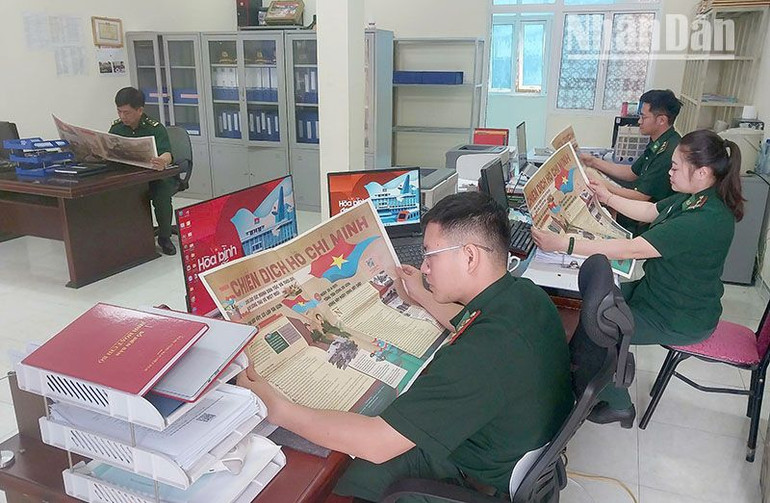 Báo Nhân Dân cũng đã dành tặng phụ san đặc biệt cho các Đồn Biên phòng và các đơn vị của Bộ Chỉ huy Bộ đội Biên phòng tỉnh Sơn La.