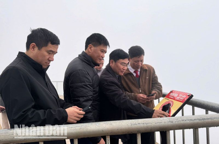 Đoàn công tác của huyện ủy Bắc Yên, tỉnh Sơn La trải nghiệm công nghệ số không dây thông qua bảng gắn chíp NFC được Báo Nhân Dân phối hợp lắp đặt miễn phí tại Thiên đường mây Tà Xùa. Đoàn công tác của huyện ủy Bắc Yên, tỉnh Sơn La trải nghiệm công nghệ số không dây thông qua bảng gắn chíp NFC được Báo Nhân Dân phối hợp lắp đặt miễn phí tại Thiên đường mây Tà Xùa.