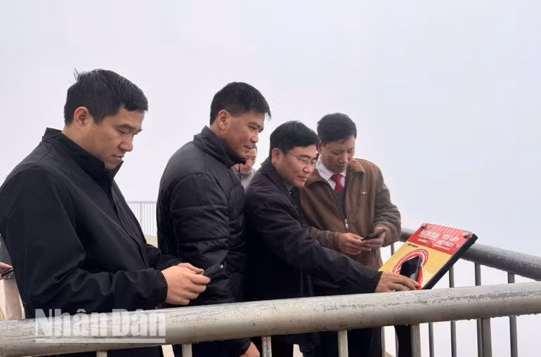 Đoàn công tác của huyện ủy Bắc Yên, tỉnh Sơn La trải nghiệm công nghệ số không dây thông qua bảng gắn chíp NFC được Báo Nhân Dân phối hợp lắp đặt miễn phí tại Thiên đường mây Tà Xùa.
