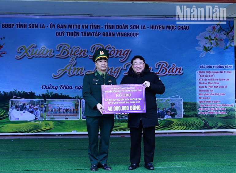 Ban vận động Quỹ vì người nghèo, Ủy ban Mặt trận Tổ quốc tỉnh Sơn La hỗ trợ 40 triệu đồng xây dựng nhà đại đoàn kết.
