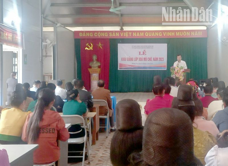 Các học viên tham gia lễ khai giảng lớp xóa mù chữ.