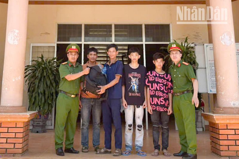 Hai thanh niên cùng phụ huynh tại Công an phường Hoài Đức, Thị xã Hoài Nhơn, tỉnh Bình Định.