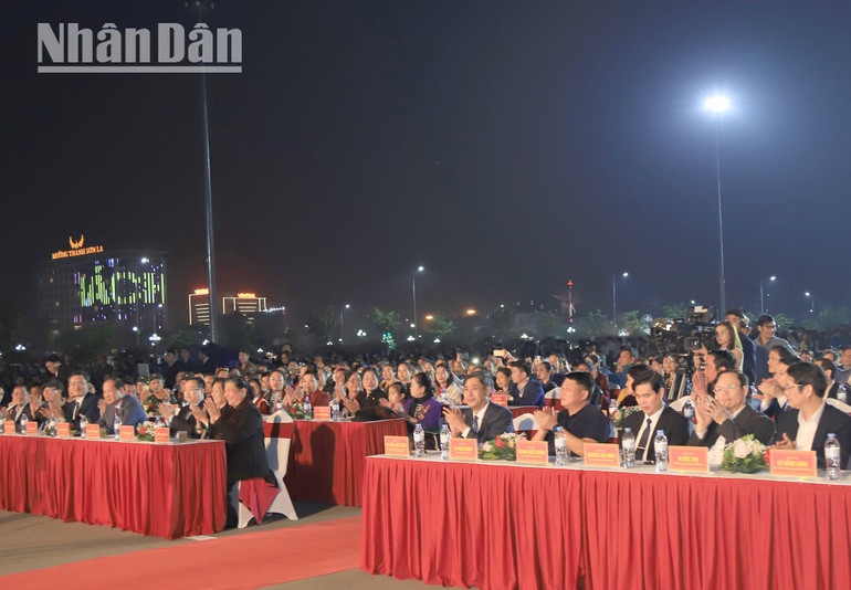 Các đại biểu tham dự chương trình nghệ thuật “Màu hoa còn mãi”.