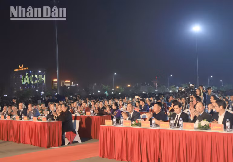 Các đại biểu tham dự chương trình nghệ thuật “Màu hoa còn mãi”. Các đại biểu tham dự chương trình nghệ thuật “Màu hoa còn mãi”.