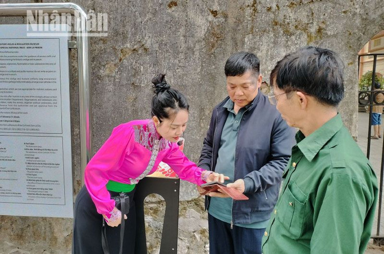 Hướng dẫn viên tại Khu di tích Quốc gia đặc biệt Nhà tù Sơn La đang hướng dẫn khách du lịch tương tác với công nghệ số không dây để truy cập vào trang web “Yêu lắm Việt Nam”. Hướng dẫn viên tại Khu di tích Quốc gia đặc biệt Nhà tù Sơn La đang hướng dẫn khách du lịch tương tác với công nghệ số không dây để truy cập vào trang web “Yêu lắm Việt Nam”.