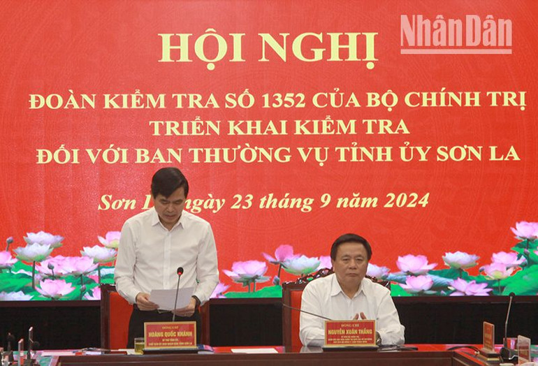 Đồng chí Hoàng Quốc Khánh, Bí thư Tỉnh ủy, Chủ tịch Ủy ban nhân dân tỉnh Sơn La báo cáo với Đoàn kiểm tra công tác chuẩn bị hồ sơ, tài liệu.