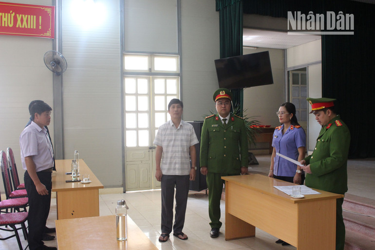 Cơ quan cảnh sát điều tra tống đạt các quyết định khởi tố bị can, đọc lệnh bắt tạm giam bị can Vũ Xuân Cường.