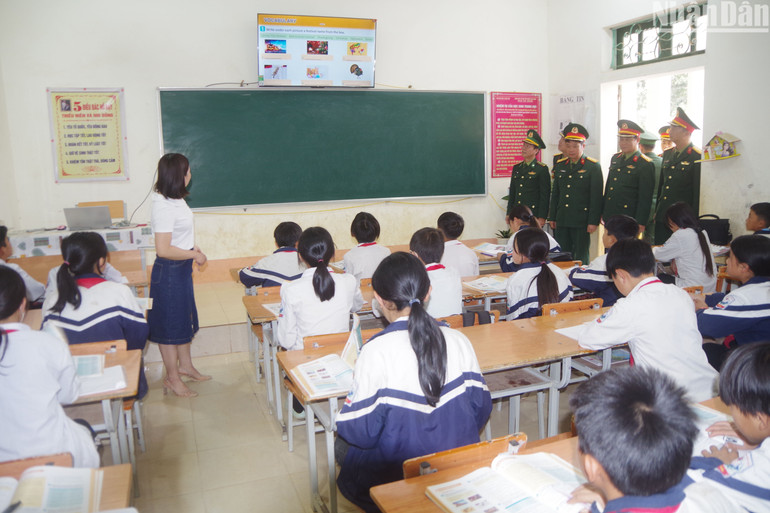 Đoàn công tác tham quan tiết học được hỗ trợ máy tính.