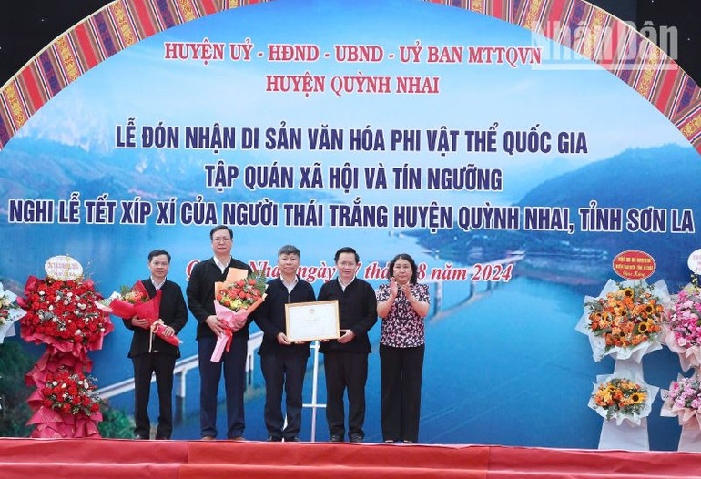 Lãnh đạo Ủy ban nhân dân tỉnh Sơn La chuyển trao chứng nhận nghi lễ “Tết Xíp xí” của người Thái trắng huyện Quỳnh Nhai được công nhận là Di sản văn hóa phi vật thể quốc gia.