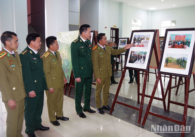 Đại biểu các tỉnh nước bạn Lào và Bộ đội Biên phòng Sơn La tham quan ảnh trưng bày 60 năm truyền thống Bộ đội Biên phòng tỉnh Sơn La.