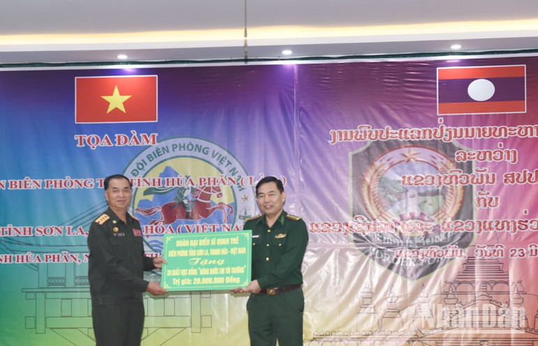 Đại diện đoàn sĩ quan trẻ trao tặng học bổng cho các em học sinh nghèo vượt khó của tỉnh Houaphan.