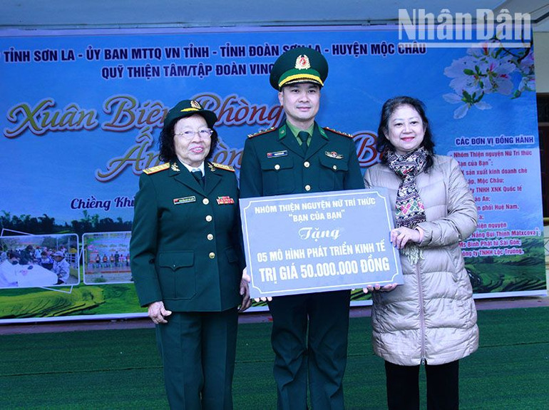 Đại diện Bộ đội Biên phòng tỉnh Sơn La nhận biểu trưng 5 mô hình phát triển kinh tế cho các gia đình khó khăn từ nhóm thiện nguyện nữ trí thức "Bạn của bạn".