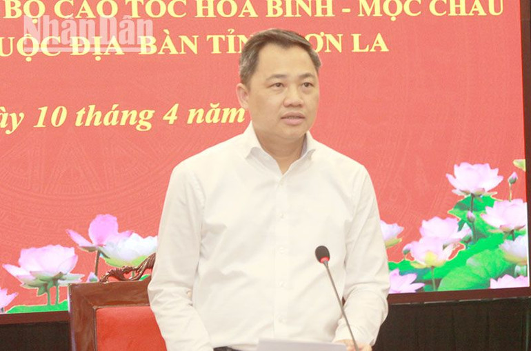 Đồng chí Nguyễn Đình Việt, Phó Bí thư Tỉnh ủy, Chủ tịch Ủy ban nhân dân tỉnh Sơn La phát biểu tại cuộc họp.