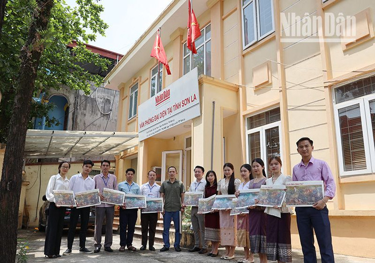 Văn phòng Đại diện Báo Nhân Dân tại Sơn La trao tặng ấn phẩm phụ san đặc biệt tranh Panorama “Chiến dịch Điện Biên Phủ” cho lưu học sinh Lào, cán bộ Lào đang học tập tại trường Cao đẳng Sơn La.