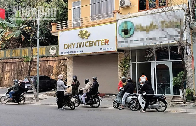 Sau gần 5 tiếng, khi Báo Nhân Dân đăng bài phản ánh, địa chỉ số 27 Tô Hiệu đã chuyển đồ trong đêm, bỏ trốn và đóng cửa.