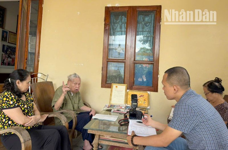 Cụ Tăng Hồng Phong rất hào hứng khi nhắc lại những thời khắc lịch sử hào hùng, quan trọng của đất nước, Đảng và Bác Hồ.