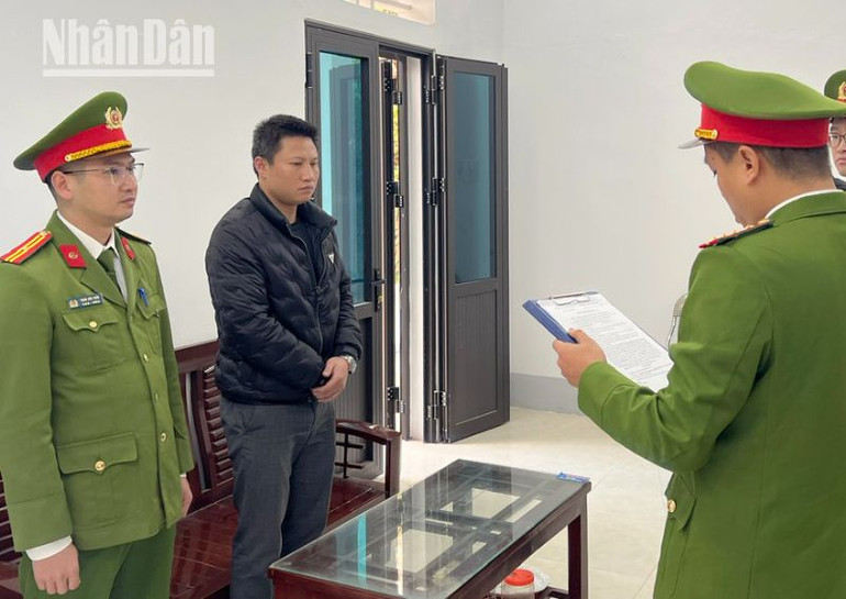 Cơ quan Cảnh sát điều tra thi hành lệnh bắt bị can Ngần Việt Phú, cán bộ Chi nhánh Văn phòng Đăng ký đất đai huyện Bắc Yên.