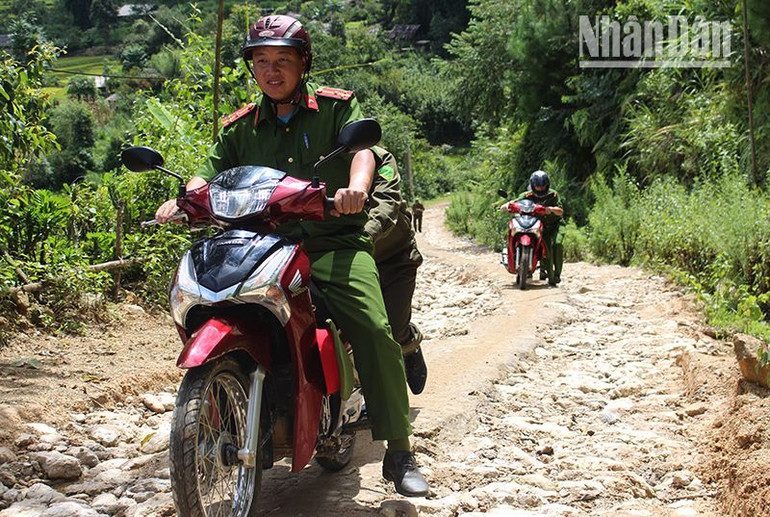 Phát huy vai trò nòng cốt, lực lượng Công an xã Ngọc Chiến, huyện Mường La đã tích cực trong công tác chuyển hóa địa bàn phức tạp về an ninh trật tự.