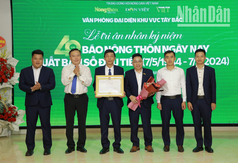 Đồng chí Tổng Biên tập Báo Nông thôn ngày nay chuyển trao Bằng khen của Trung ương Hội Nông dân Việt Nam cho Văn phòng Đại diện khu vực Tây Bắc.