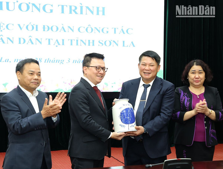 Đoàn công tác Báo Nhân Dân tặng quà lưu niệm cho tỉnh Sơn La.