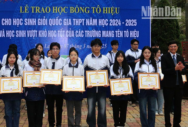 Nhân ngày sinh và ngày mất của Nhà cách mạng, Liệt sĩ Tô Hiệu, Hội Khuyến học tỉnh Sơn La đã tổ chức trao tặng học bổng cho các em học sinh vượt khó, hiếu học tại các trường mang tên đồng chí Tô Hiệu.