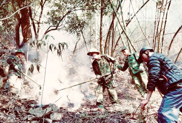 Đến sáng 26/3, cháy rừng tại núi bản Mạt đã được các lực lượng khống chế.