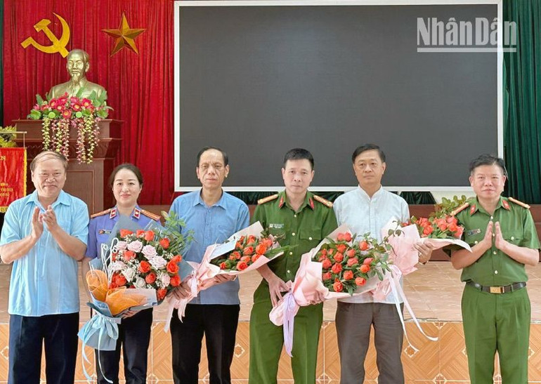 Lãnh đạo Công an tỉnh Sơn La và Ủy ban nhân dân huyện Mai Sơn khen thưởng các lực lượng tham gia phá án.