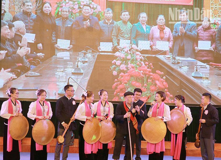 Phần thi của các thí sinh đến từ đội thi huyện Quỳnh Nhai.