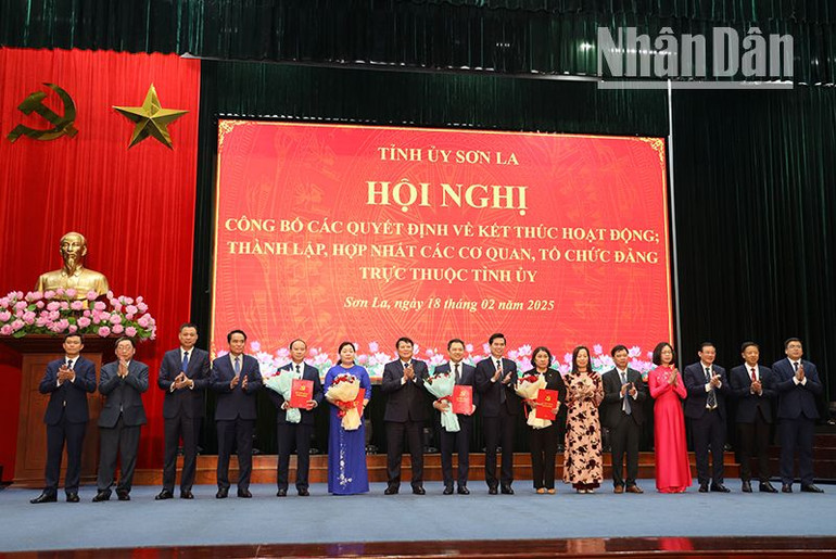 Đồng chí Bí thư Tỉnh ủy và Phó Bí thư Thường trực Tỉnh ủy Sơn La trao quyết định và tặng hoa chúc mừng các đồng chí Ban Chấp hành Đảng bộ Ủy ban nhân dân tỉnh Sơn La.