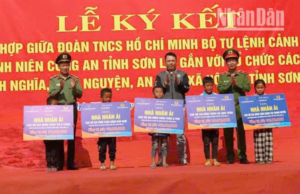 Đoàn trao 12 sổ tiết kiệm cho các cháu nhỏ có hoàn cảnh khó khăn đang được Công an tỉnh Sơn La chăm sóc nuôi dưỡng.