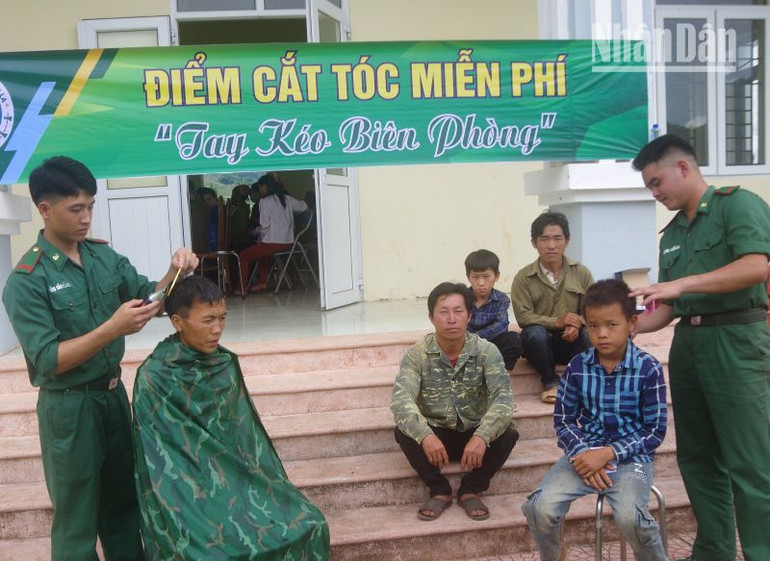 Các tay kéo biên phòng cắt tóc miễn phí cho nhân dân các dân tộc xã biên giới Lóng Sập.