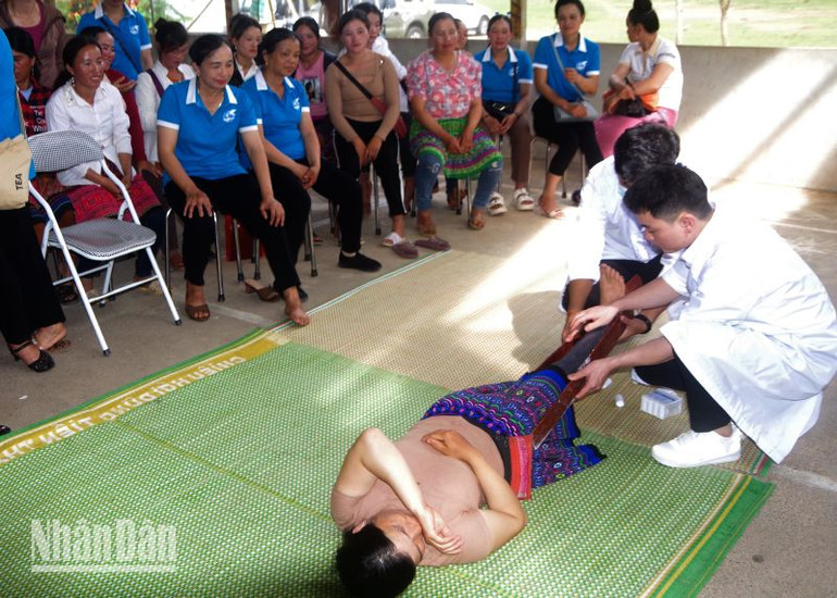 Tập huấn phương pháp sơ, cấp cứu cơ bản cho các hội viên phụ nữ xã Lóng Sập.