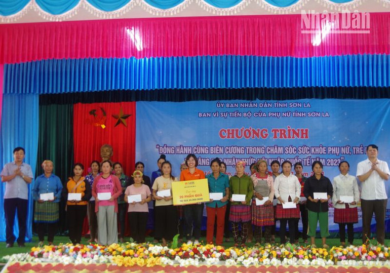 Tặng quà cho các gia đình có hoàn cảnh khó khăn thuộc các bản của xã Lóng Sập.