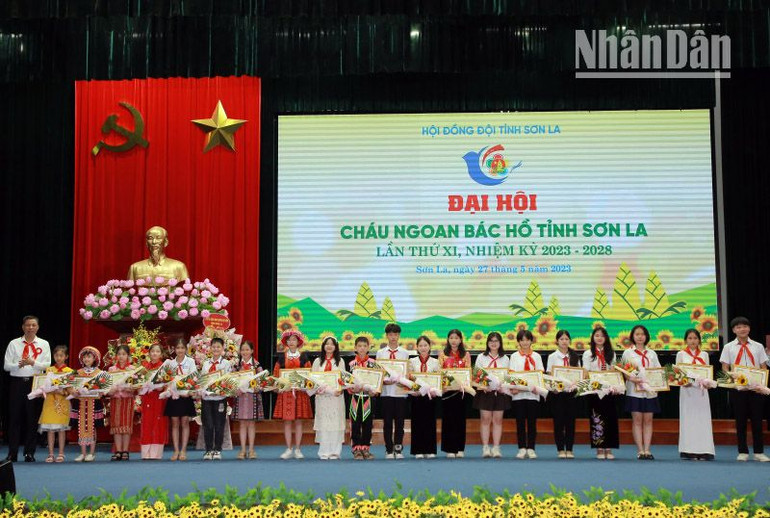 Lãnh đạo Ủy ban nhân dân tỉnh Sơn La tặng Bằng khen cho các đội viên tiêu biểu.