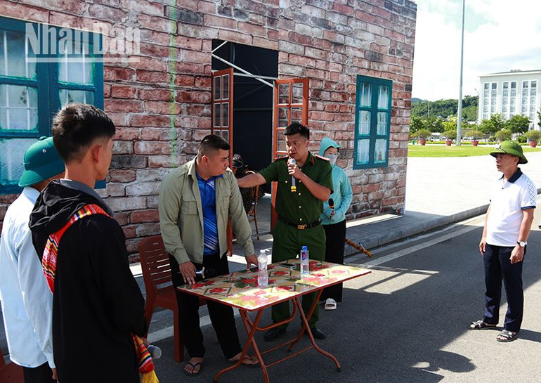 Diễn tập thực binh tình huống tham gia nhiệm vụ bảo vệ an ninh trật tự ở cơ sở. Diễn tập thực binh tình huống tham gia nhiệm vụ bảo vệ an ninh trật tự ở cơ sở.