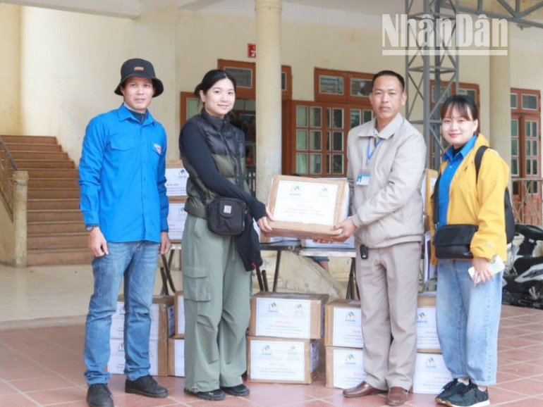 Công ty cổ phần đầu tư thiết bị giáo dục Việt Nam trao 47 đầu sách cho Trường phổ thông dân tộc bán trú Tiểu học và Trung học cơ sở Nà Khoang.