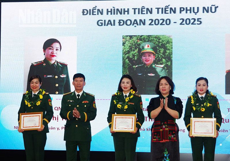 Phụ nữ Bộ đội Biên phòng tỉnh Sơn La là những điển hình tiên tiến được vinh danh.