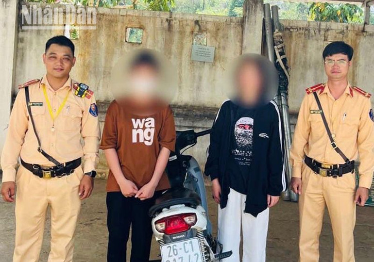 Công an huyện Sông Mã xử lý hai nữ sinh vừa điều khiển xe máy vừa dội nước lên người nhau rồi đăng lên mạng xã hội.