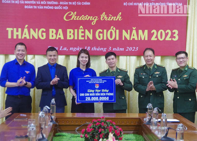 Đoàn công tác trao tặng 20 triệu đồng cho các “Con nuôi đồn biên phòng”.