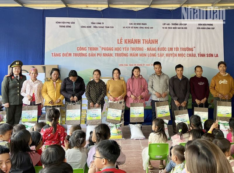 Các đơn vị đồng hành trao quà cho các gia đình có hoàn cảnh khó khăn trên địa bàn.