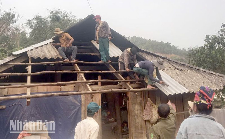 Người dân tại các bản tham gia hỗ trợ các gia đình bị ảnh hưởng bởi mưa đá, dông lốc khắc phục nhà ở. (Ảnh: THANH HƯỜNG)