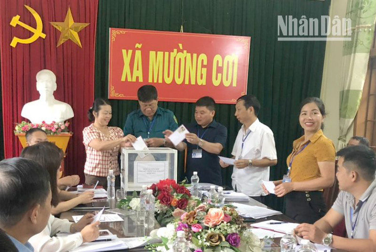 Cán bộ xã Mường Cơi, huyện Phù Yên, tỉnh Sơn La tham gia ủng hộ nhân dân bị thiệt hại bởi thiên tai.