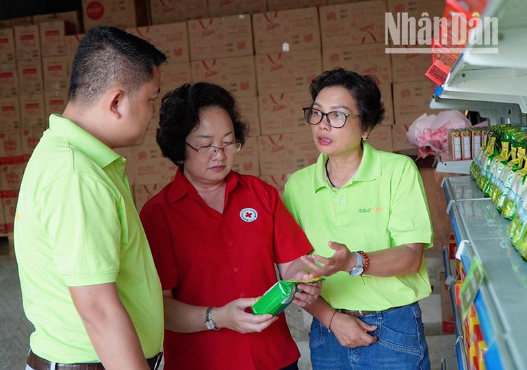 Đại diện Hội chữ thập đỏ tỉnh Sơn La và Food bank Việt Nam kiểm tra hàng hóa tại cửa hàng.
