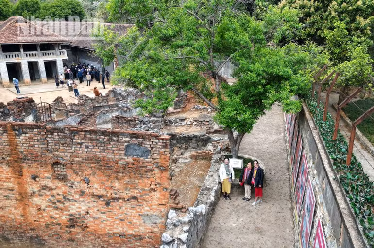 Cây đào Tô Hiệu tại Khu di tích Quốc gia đặc biệt Nhà tù Sơn La cũng là điểm để du khách lưu giữ cho mình khoảnh khắc đẹp và sau đó được check-in tại bảng gắn chíp NFC.
