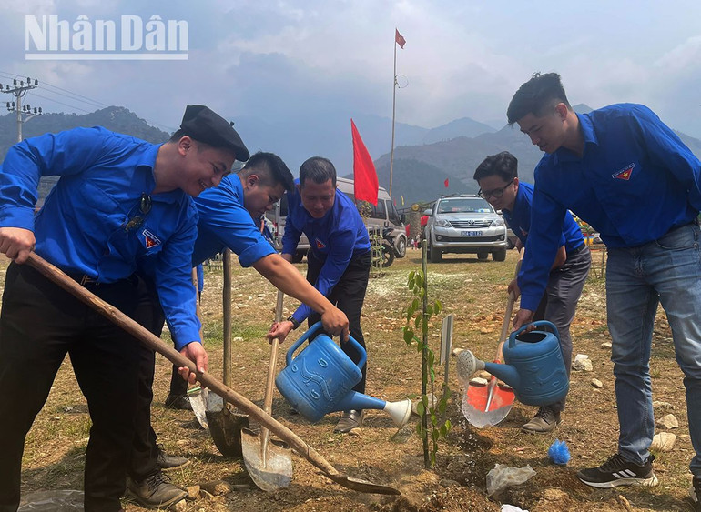 Đoàn thanh niên các đơn vị đã phát động chương trình “Ngày Chủ nhật xanh” và trồng hàng cây thanh niên tại khu sân vận động xã Mường Chiến.